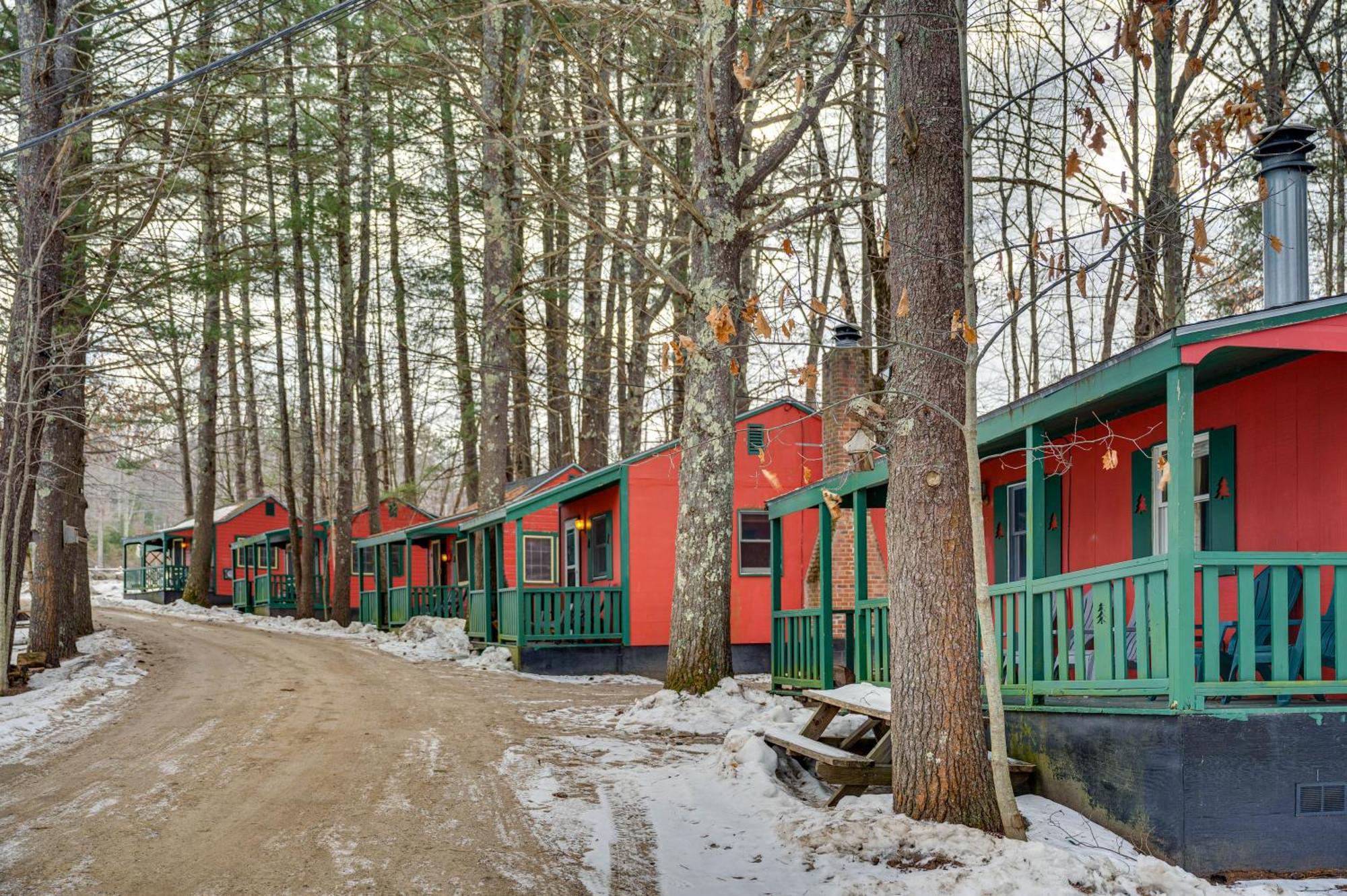 Appartement Cozy Laconia Studio With Pool Access - 2 Mi To Lake! Extérieur photo
